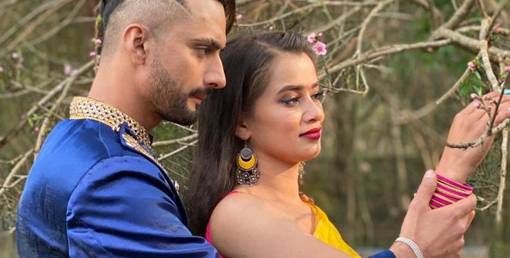 घरि घर लुक्दै यो मनमा सताउँछ्याै किन? (भिडियो सहित)