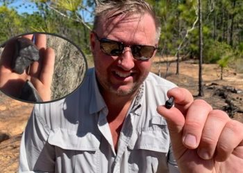 यिनै हुन् जसले आकाशबाट खसेको ढुंगा जम्मा पारेर करोडौं रुपैया कमाए…