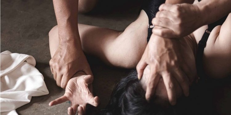 चक्कु देखाएर गर्भवती महिलाकाे बलात्कार, अस्पतालमा मृत्यूसँग लड्दैछिन पिडीत