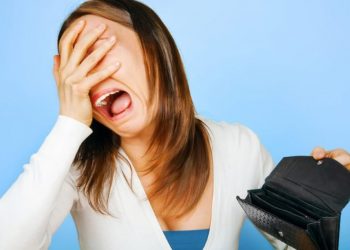 सँधै धनको अभाव गराउँछ मानिसका यी ५ गलत बानीले, कतै तपाईले पनि गर्नुभएको त छैन?