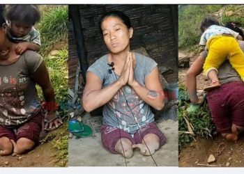 दुवै खुट्टा नभएकि जुना आफ्नी छोरीलाई ढाडमा बोकेर काममा जान्छिन, घर पुग्दा यस्तो बि’जोक ( भिडियो हेर्नुस्)