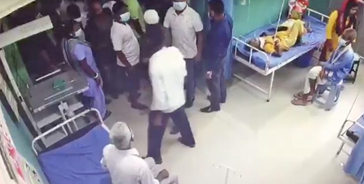 वीरगञ्जको श्री भवानी अस्पतालमा तोडफोड, डक्टर र नर्समाथि नै आक्रमण!