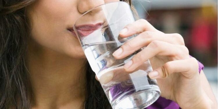 बिहानै बासी मुखमा पानी पिउँदा शरीरमा के हुन्छ? जानिराखाैं