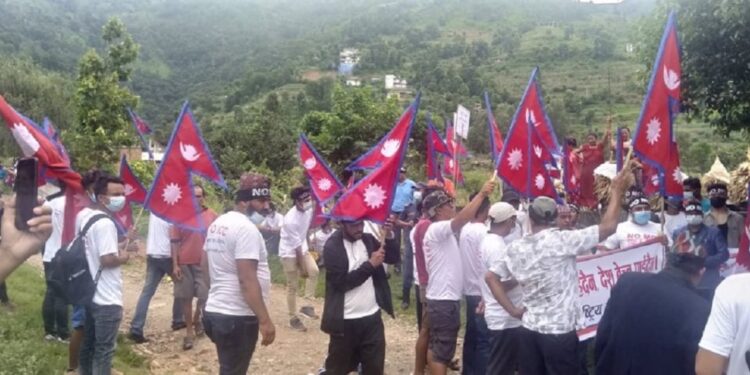 नुवाकोटमा एमसीसीले अधिग्रहण गरेको जग्गामा राष्ट्रिय झण्डा गाडेर कब्जाको घोषणा