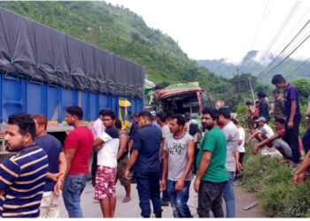 नागढुङ्गामा खटिएका प्रहरीले शंका लगेर बसमा राखिएको झोला खोलेर हेर्दा प्रहरीको सत्तो उड्यो !