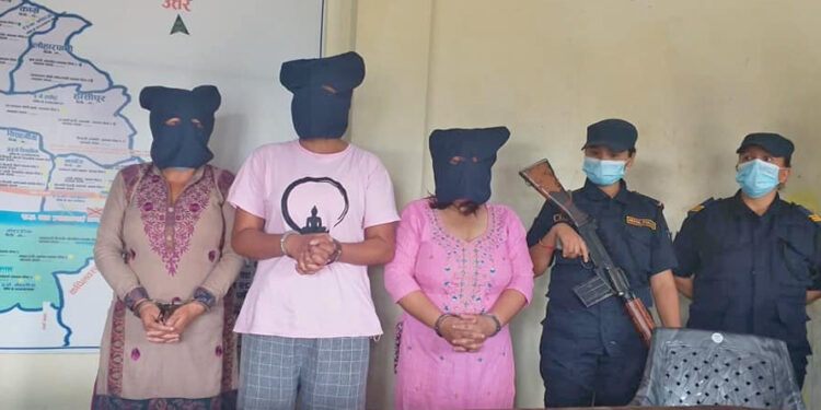 दाङमा पक्राउ परेका यी महिला जस्लाई धनि र राम्रा युवक त देख्न नै हुन्थेंन ..!