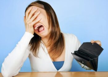 सधैँ धनको अभाव गराउँछ मानिसका यी ५ गलत बानीले, कतै तपाईले पनि गर्नुभयो की ?