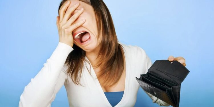 सधैँ धनको अभाव गराउँछ मानिसका यी ५ गलत बानीले, कतै तपाईले पनि गर्नुभयो की ?