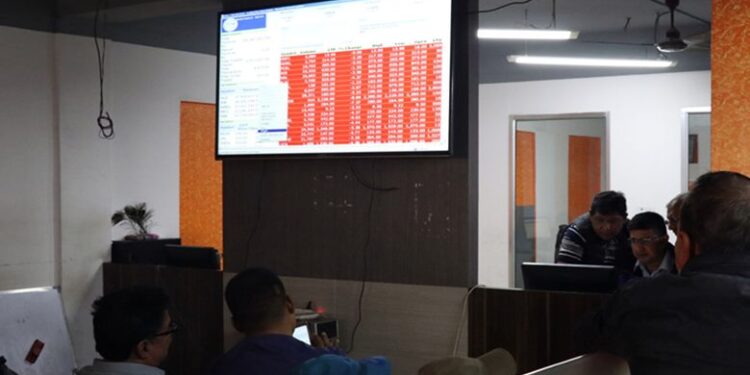 आज शेयर बजार एकाएक यति धेरै घटेपछि लगानीकर्ता चिन्तामा!