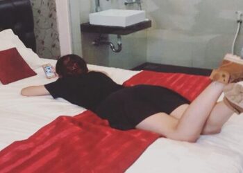 अर्बपतिकी श्रीमती अपरिचित केटासँग डेटमा गएपछि…..