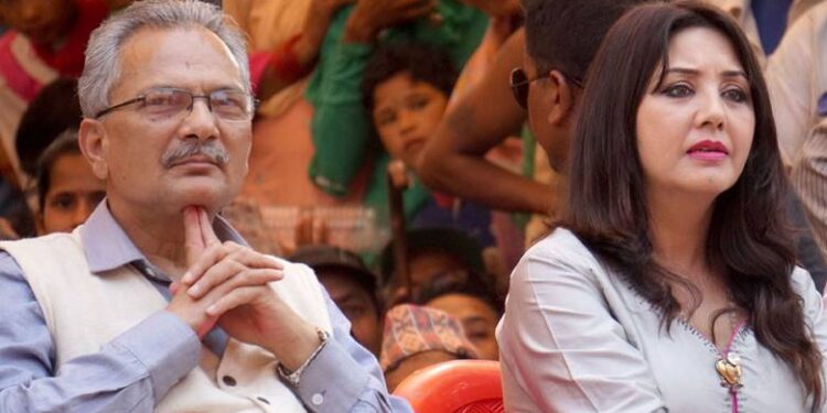 किन छाडिन् करिष्माले बाबुरामको साथ?