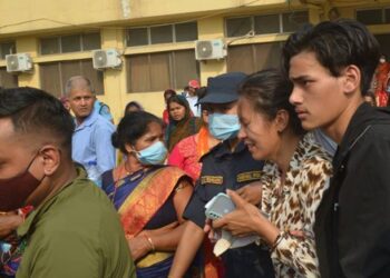 टिलपिल आँखा र भावशून्य मुद्रामा सहकर्मीलाई श्रद्धाञ्जलि दिए प्रहरीले (भिडियो-सहित)