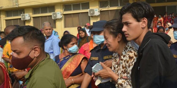 टिलपिल आँखा र भावशून्य मुद्रामा सहकर्मीलाई श्रद्धाञ्जलि दिए प्रहरीले (भिडियो-सहित)