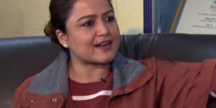 चरित्रह त्या गरिएको भन्दै रेखा थापाले दिइन् उजुरी