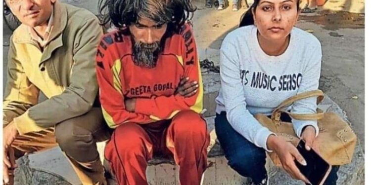 मन्दिर बाहिर भिख मा’ग्दै बसेका करोडपति युवक’लाई आफ्नी बहिनीले भेटेपछि…