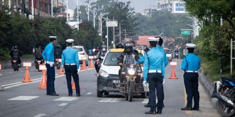 सिसी क्यामेरा हेर्दै, कारबाही गर्दै ट्राफिक