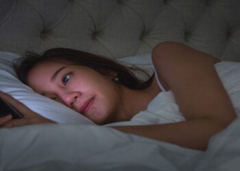 बिहान उठ्ने बित्तिकै मोबाइल फोन किन हेर्नु हुँदैन ? यस्तो छ कारण!