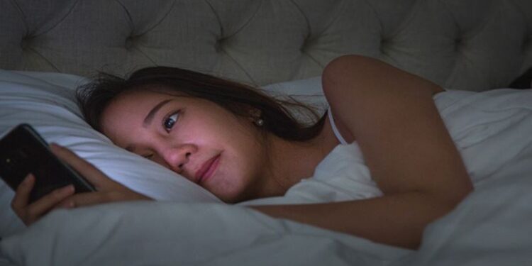 बिहान उठ्ने बित्तिकै मोबाइल फोन किन हेर्नु हुँदैन ? यस्तो छ कारण!