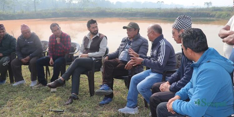 गुनासो पेटिकामा भेटिएको समस्याको पत्र बोकेर माछा पोखरी पुगे रवि लामिछाने