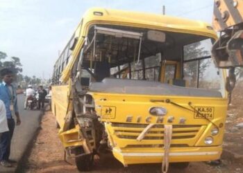 विद्यार्थी बोकेको बस दुर्घटना : दुईको मृत्यु, चालक गम्भीर घाइते