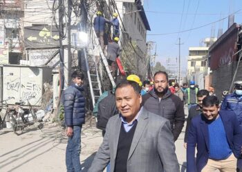 ठमेलमा गुजुल्टिएर रहेका तार हटाएर सफा बनाइँदै…
