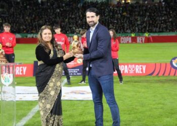 राष्ट्रपति विद्यादेवी भण्डारीले पठाएको उपहार राजदुत पराजुली मार्फत रियल मड्रिड क्लबलाई हस्तान्तरण