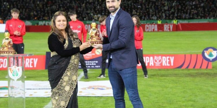 राष्ट्रपति विद्यादेवी भण्डारीले पठाएको उपहार राजदुत पराजुली मार्फत रियल मड्रिड क्लबलाई हस्तान्तरण