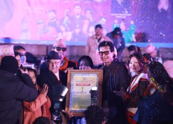 केपी ओलीले प्रदान गरे राजेश हमाललाई महानायकको सम्मान