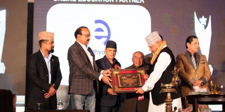 नेपाल मिडिया अवार्डबाट विभिन्न विद्यामा कार्यरत १० जना पत्रकारहरू सम्मान