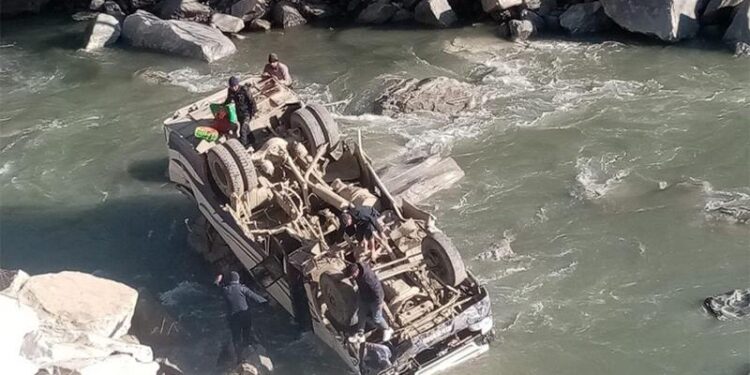 जोमसोमबाट पोखरा आउँदै गरेको बस कालीगण्डकीमा खसेपछि…