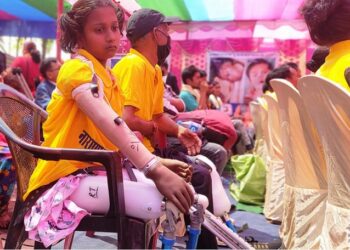 जन्मँदै हातखुट्टा नभएकी लक्ष्मी कृत्रिम हातखुट्टा पाउँदा मक्ख छिन्