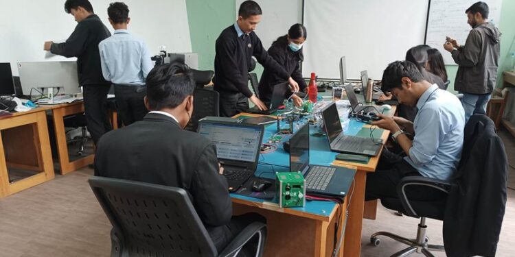 सामुदायिक विद्यालयका विद्यार्थी भूउपग्रह बनाउँदै