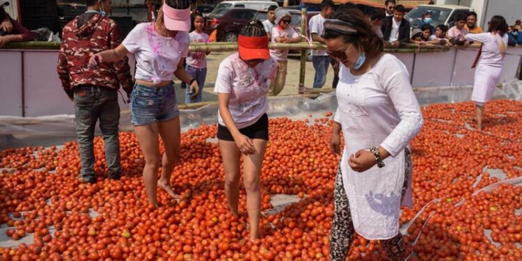 लाखाैंको गोलभेँडामा उफ्रिएर मनाइयो फागु !