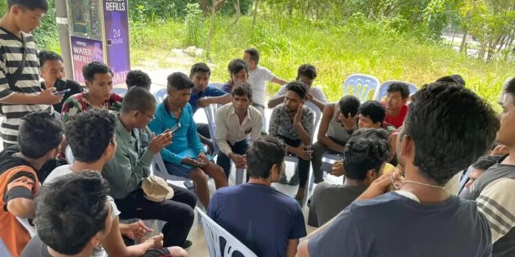 मलेशिया पुर्‍याएर ‘कामविहीन’ बनाइएका सयौँ नेपालीहरू…