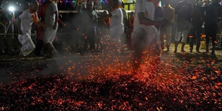 आगोको भुङ्ग्रोमाथि नाचिने भक्तपुरकै यस्तो अनौठो नाच