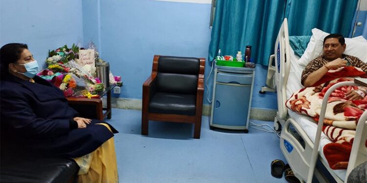 गृहमन्त्रीलाई भेट्न अस्पताल पुगिन् पूर्वराष्ट्रपति भण्डारी