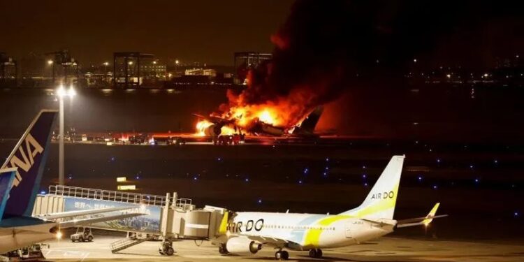 जापान एअरलाइन्सको विमानमा आगलागी, ३ सय ७९ जना यात्रु सकुशल